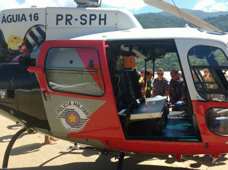 Equipe aeromédica do helicóptero Águia 16 da PM socorre criança afogada em Ilha Bela, litoral de SP