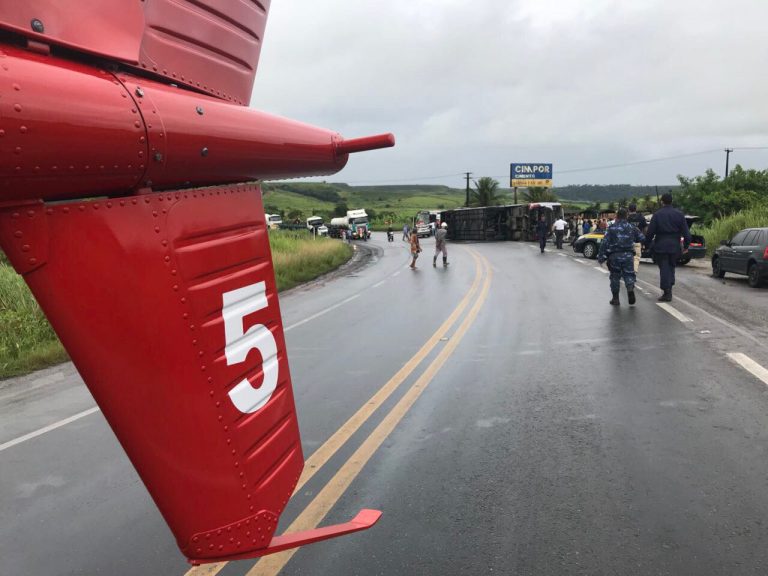 Equipes do SAMU Aeromédico de Alagoas socorrem vítimas de capotamento de ônibus em São Miguel dos Campos