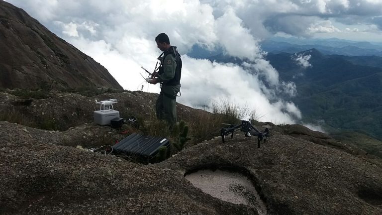 Drones e helicópteros são utilizados nas buscas por atleta francês desaparecido no Pico dos Marins