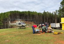 Águia 04 da PM resgata homem que caiu de despenhadeiro no Morro da Cruz, em Lages