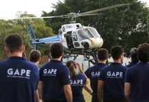 Grupo de Atuação em Perícias Especiais do MT recebe instrução sobre embarque e desembarque em aeronave