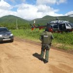 Com apoio do helicóptero da CIOPAer do Ceará, polícia recupera veículo e objetos roubados em residência.