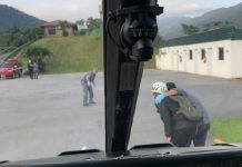 Helicóptero Águia da PM resgata vítimas com emprego de guincho em Paranapiacaba, SP