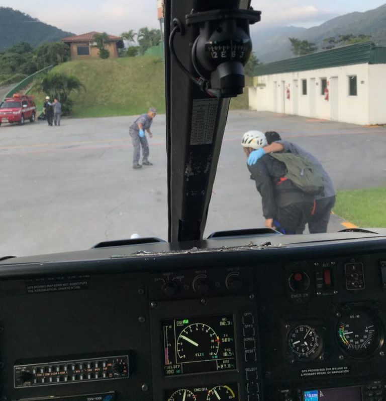 Helicóptero Águia da PM resgata vítimas com emprego de guincho em Paranapiacaba, SP