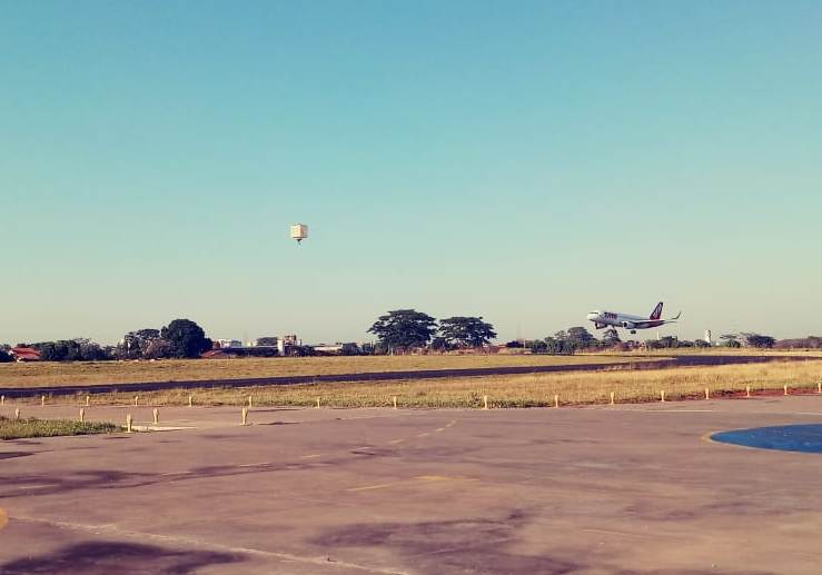 Balão tripulado voa perto de aeronave que pousava no Aeroporto de São José do Rio Preto, SP