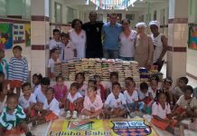 Policial do GRAER doa alimentos para crianças de Boa Vista do Lobato, em Salvador