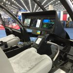 Cockpit com aviônicos e eletrônicos Garmin-3000H, com capacidade para IFR, com acesso a cartas de helicópteros VFR / IFR, incluindo capacidade de aproximação WAAS / SBAS, ILS, tecnologia de visão sintética e integração sem fio com tablet e/ou celulares.