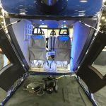 Novo helicóptero monomotor SH09, com proposta de configuração para aviação de segurança pública. – detalhe das portas traseira tipo concha.