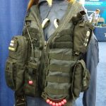 Equipamento individual único com cadeirinha e colete utilitário.