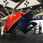 Novo helicóptero monomotor SH09, com proposta de configuração para aviação de segurança pública. – detalhe das portas traseira tipo concha.