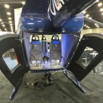 Novo helicóptero monomotor SH09, com proposta de configuração para aviação de segurança pública. – detalhe das portas traseira tipo concha.