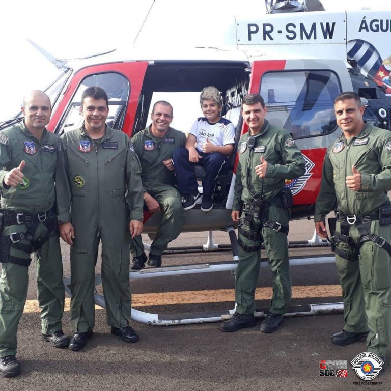 Policiais Militares do Grupamento Aéreo recebem carta elogio após resgate de garoto em Bauru