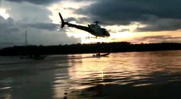 Helicóptero da PM persegue pescadores no Rio Madeira, em Porto Velho