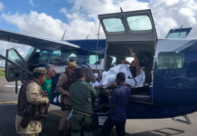 Grupamento Aéreo da PM transporta policial ferido em tentativa de roubo de Feira de Santana para Maceió