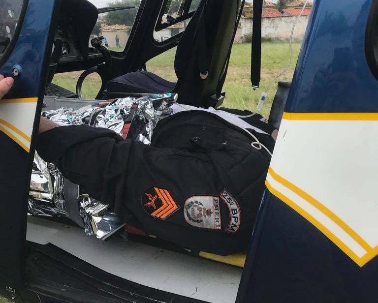 Grupamento Aeromóvel da PM do Rio faz transporte aeromédico de policial ferido em ocorrência