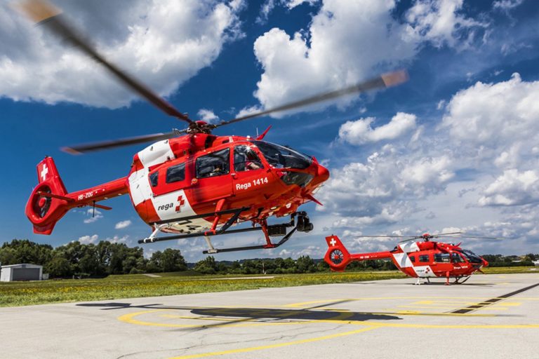 Operador aeromédico Rega da Suiça recebe seus dois primeiros H145