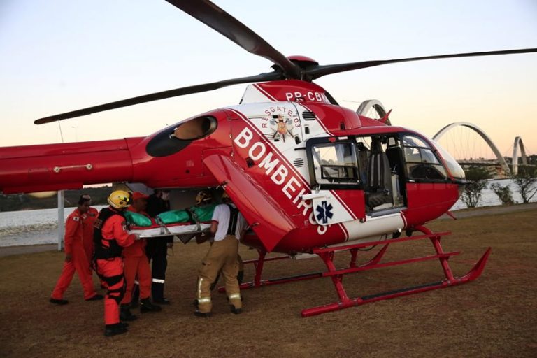 Bombeiros do DF resgatam quatro jovens que se afogavam no Lago Paranoá