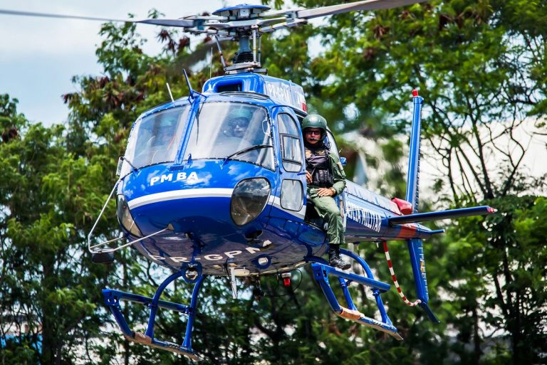Helicóptero da PM da Bahia intercepta na região de São Sebastião do Passé carga roubada em Sergipe