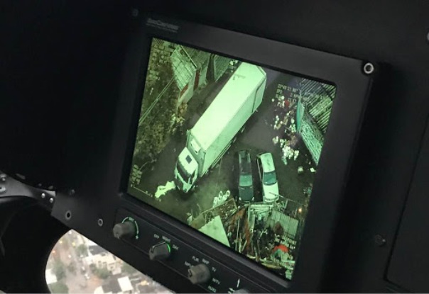 Equipe policial do helicóptero Fênix 01 do GAM localiza caminhão roubado em Irajá, RJ