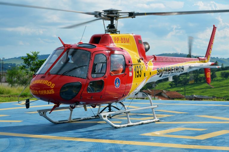 Helicóptero Arcanjo realiza pouso em Barbacena para transporte aeromédico