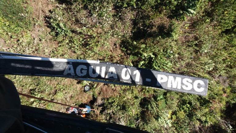 Americano cai de parapente em Jaraguá do Sul e é resgatado pelo helicóptero da PM