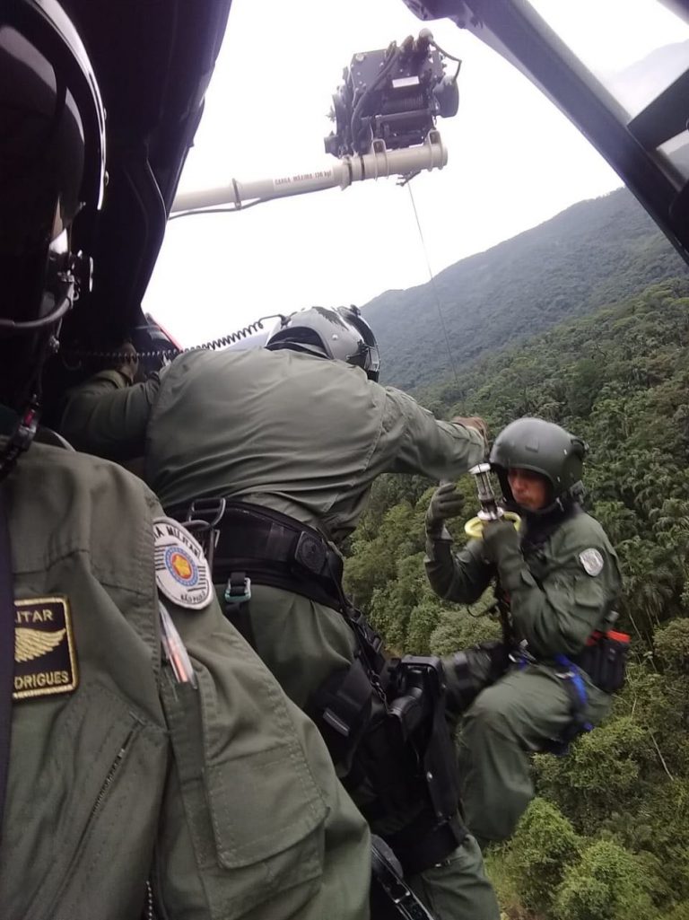 Helicóptero da PM realiza salvamento de duas vítimas em Cubatão, SP