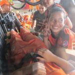 Crianças do projeto Bombeirinho Operacional visitam o hangar do DIOA, em Manaus