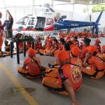 Crianças do projeto Bombeirinho Operacional visitam o hangar do DIOA, em Manaus