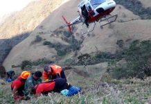 Quatro pessoas ficam feridas após carro cair em ribanceira próximo aos Marins, em Piquete