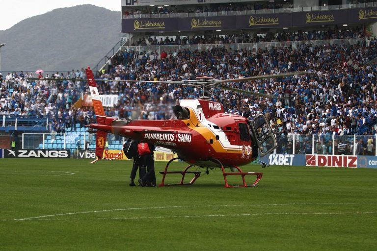 Arcanjo 01 socorre torcedor que caiu de arquibancada no Estádio da Ressacada, em Florianópolis