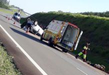 Equipe médica do helicóptero Águia da PM resgate vítima de capotamento em Limeira, SP