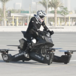 Polícia de Dubai usa “motos voadoras” eVTOL para patrulhamento de trânsito