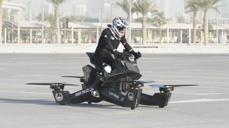 Polícia de Dubai usa “motos voadoras” eVTOL para patrulhamento de trânsito