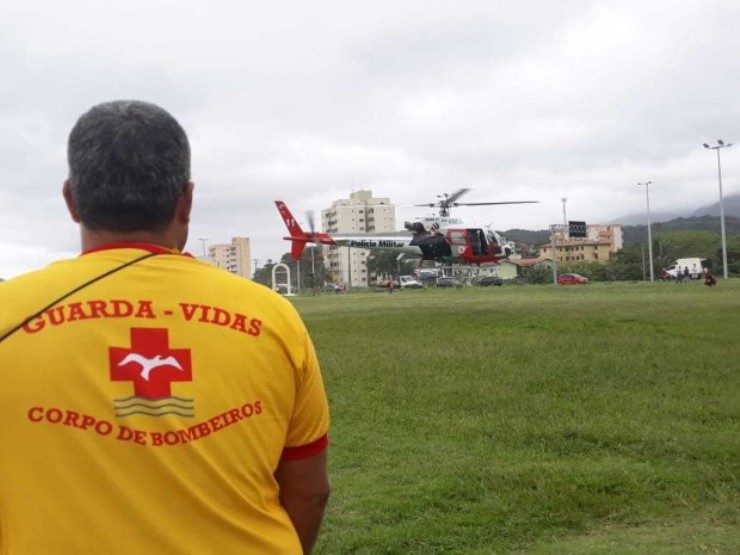 Guarda-vidas treinam operação de salvamento com equipe do helicóptero Águia da PM em Caraguatatuba, SP