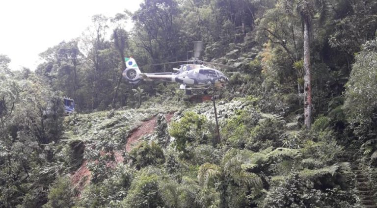 Batalhão de Operações Aéreas da PM do Paraná resgate dois jovens no Caminho do Itupava, Serra do Mar