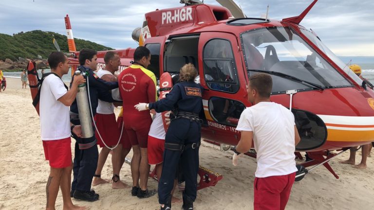 Equipe de salvamento do helicóptero Arcanjo do Corpo de Bombeiros resgata afogado em Palhoça, SC