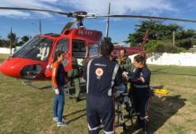 Casal é resgatado por Samu aeromédico, após colidir motocicleta em mureta na BR-101