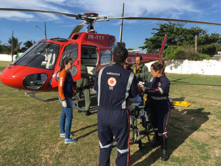 Casal é resgatado por Samu aeromédico, após colidir motocicleta em mureta na BR-101