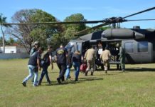 Helicóptero da Força Aérea leva bombeiros, peritos e policiais para buscar corpo de pedreiro