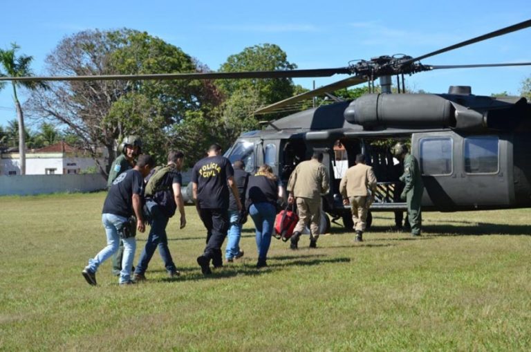 Helicóptero da Força Aérea leva bombeiros, peritos e policiais para buscar corpo de pedreiro