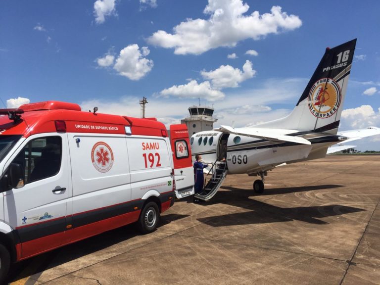 SAMU e PM de Minas realizam operação aeromédica para transferir paciente com tumor na coluna