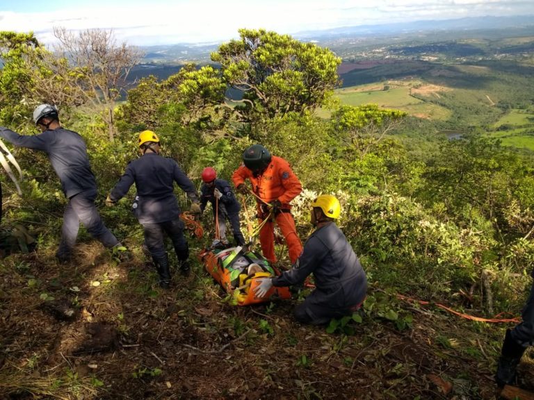 Após queda de parapente, jovem é resgatado por helicóptero dos bombeiros na Grande BH