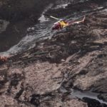 Helicóptero sobrevoa área do desastre do rompimento da barragem em Brumadinho, neste sábado (26) (Foto: Douglas Magno/AFP)