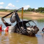 Corpo de Bombeiros de Caldas Novas retira helicóptero R-44 que caiu no Lago Corumbá