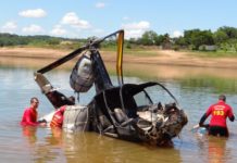 Corpo de Bombeiros de Caldas Novas retira helicóptero R-44 que caiu no Lago Corumbá