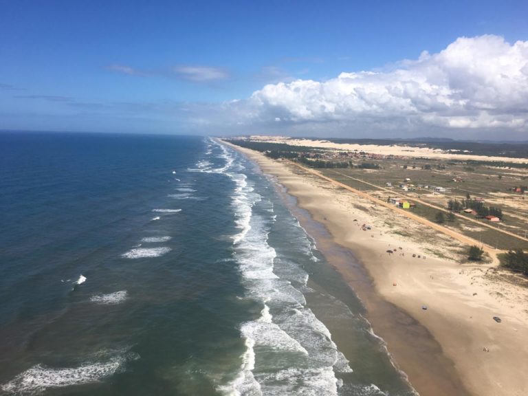 Helicóptero Arcanjo 01 do Corpo de Bombeiros apoia buscas de banhista afogado em praia de Jaguaruna, SC
