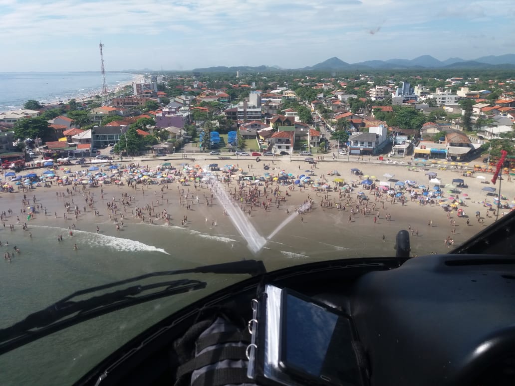 Águia 01 acionado para ocorrência de afogamento na praia de Itapoá. - Foto: PMSC/Divulgação