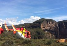 Corpo de Bombeiros de Minas Gerais usa helicóptero para resgatar mulher em cachoeira