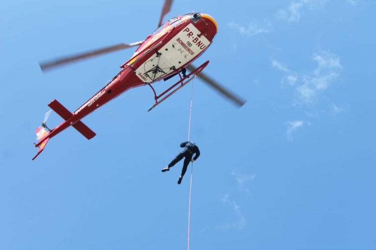 Equipe do helicóptero Arcanjo 03 socorre pessoas feridas em trilhas de Balneário Camboriú e Bombinhas, SC