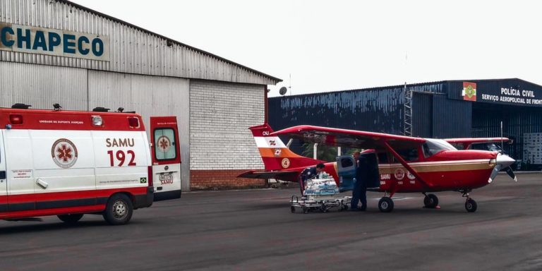 Equipe aeromédica do avião Arcanjo 04 transporta bebê de cinco dias de Chapecó a Lages, SC